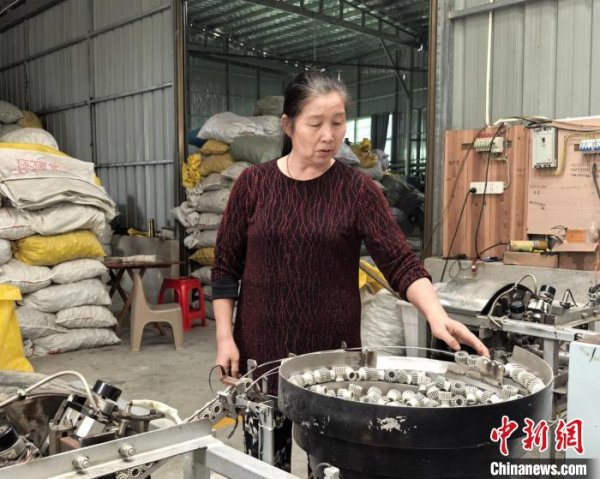 配资专业在线炒股配资 （乡村行·看振兴）湖南石鼓油纸伞撑起富民大产业